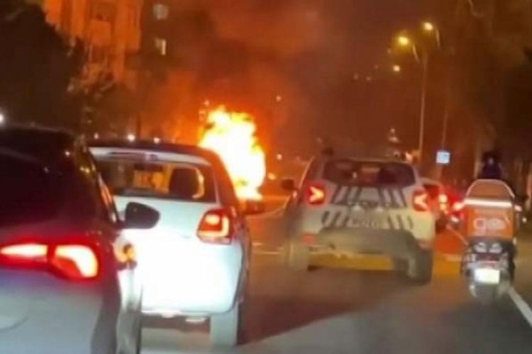 İstanbul'da i&ccedil;inde yolcuların olduğu minib&uuml;s yandı