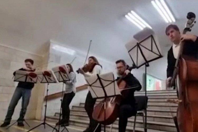 Harkov'da metro istasyonunda konser