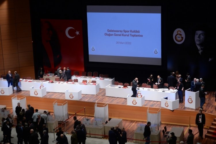 Elmas: Federasyon başkanının odasında hocama laf edildiği zaman masaya yumruk vurdum