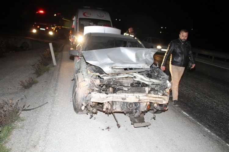 Manisa'da otomobil bariyerlere &ccedil;arptı: 1 yaralı