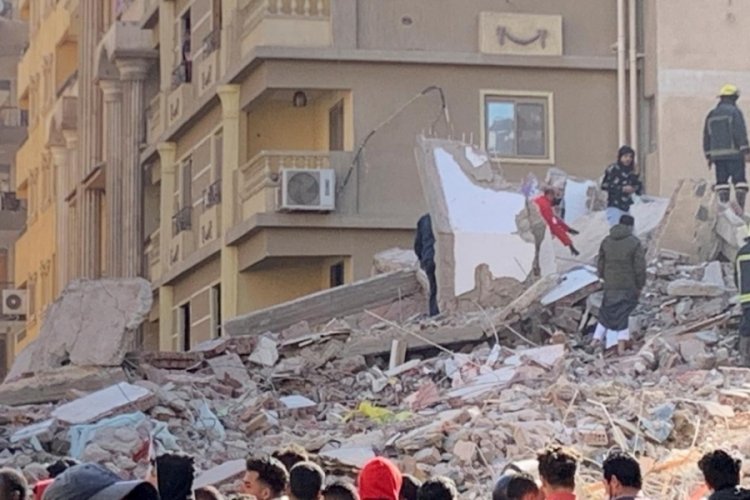 Filistin'de 5 katlı bina &ccedil;&ouml;kt&uuml;: 2 &ouml;l&uuml;