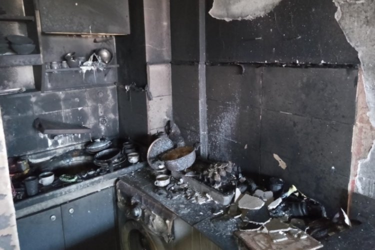 &Ccedil;ıkan yangında apartman dairesi k&uuml;le d&ouml;nd&uuml;
