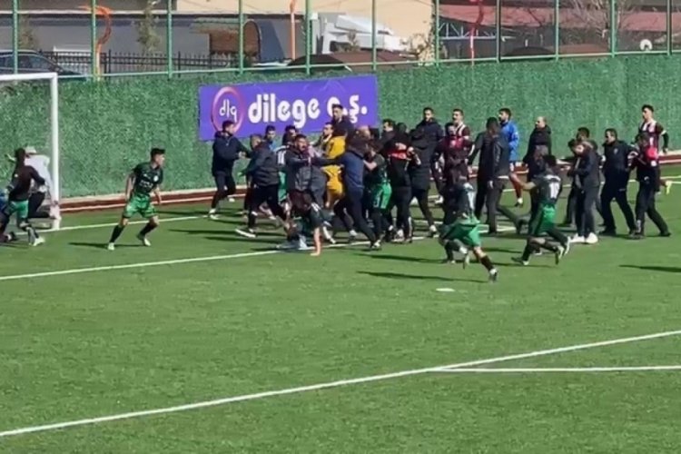 18 kırmızı kartın &ccedil;ıktığı karşılaşmada saha savaş alanına d&ouml;nd&uuml;