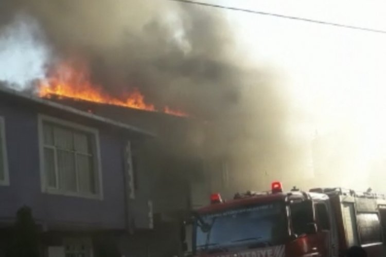 2 katlı evin &ccedil;atısı alevlere teslim oldu