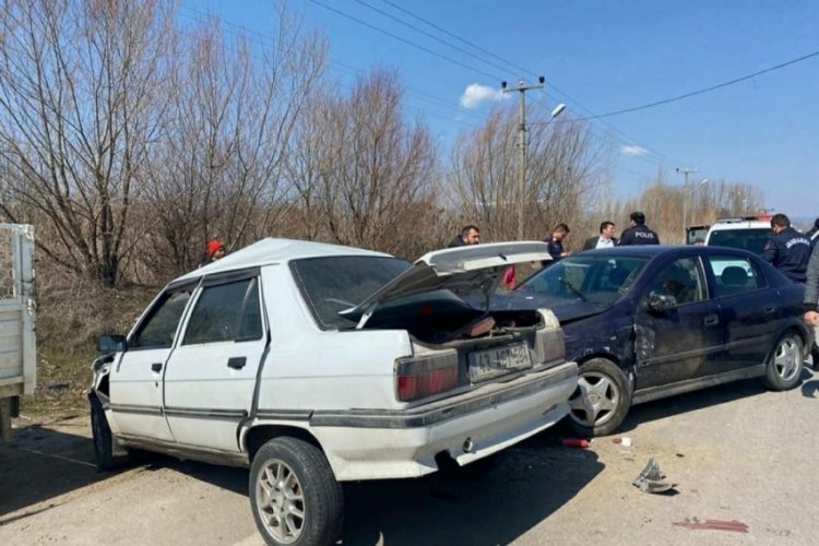 K&uuml;tahya'da trafik kazası: 1 &ouml;l&uuml;, 4 yaralı