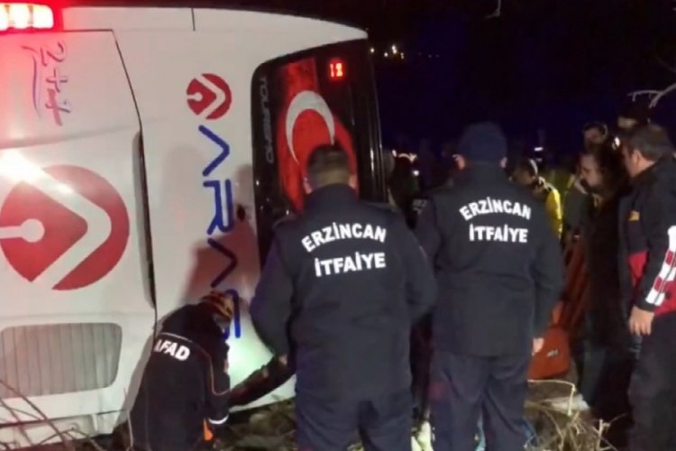 Erzincan'da yolcu otob&uuml;s&uuml; şarampole devrildi: 1 &ouml;l&uuml;, 8'i ağır 33 yaralı