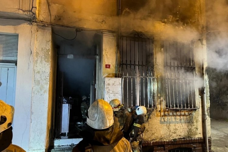 Yangında mahsur kalan 4 kişi ve 6 kedi yavrusu kurtarıldı