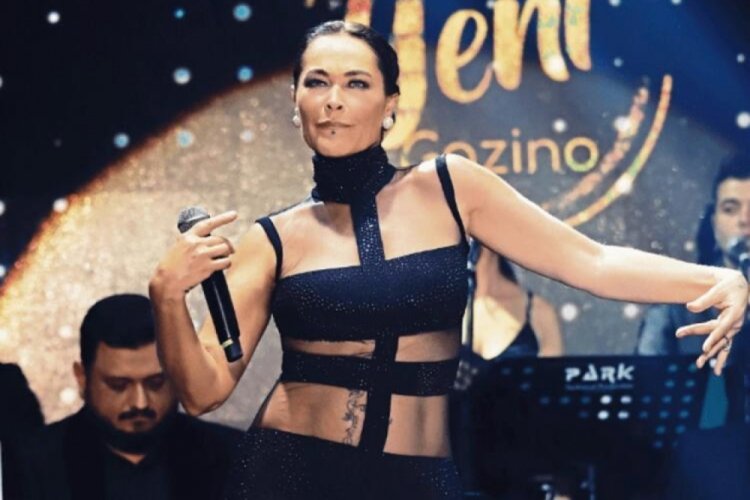 Siyah cazibe H&uuml;lya Avşar