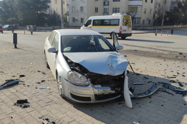 Bursa'da iki ara&ccedil; birbirine girdi!
