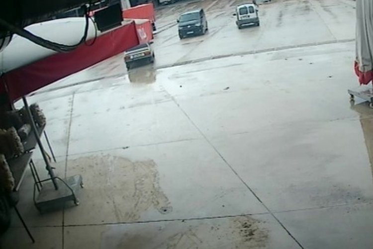 El freni &ccedil;ekilmeyen otomobilden film sahnesi gibi g&ouml;r&uuml;nt&uuml;ler