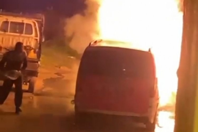 Bursa'da park halindeki otomobil alevlere teslim oldu