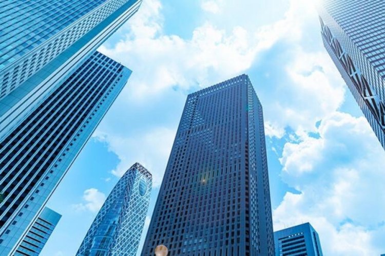 G&ouml;kdelenin 46'ncı katından atladı, yayanın &uuml;zerine d&uuml;şt&uuml;!