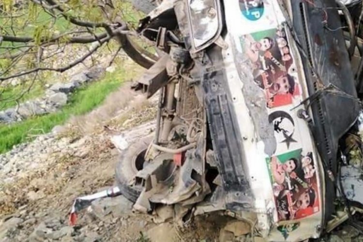 Pakistan'da yolcu minib&uuml;s&uuml; devrildi: 10 &ouml;l&uuml; 15 yaralı