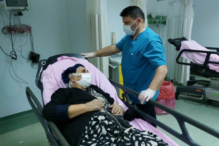 Refakat&ccedil;ı annesini hastanede darp etti