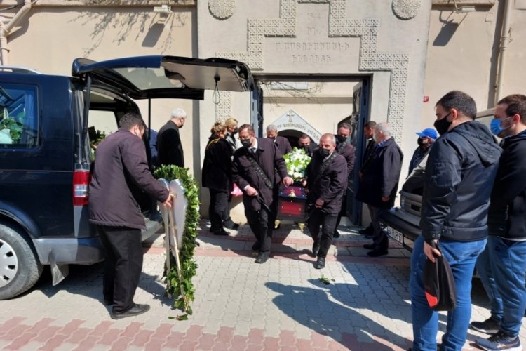 Şarkıcı Rober Hatemo'nun babası son yolculuğuna uğurlandı