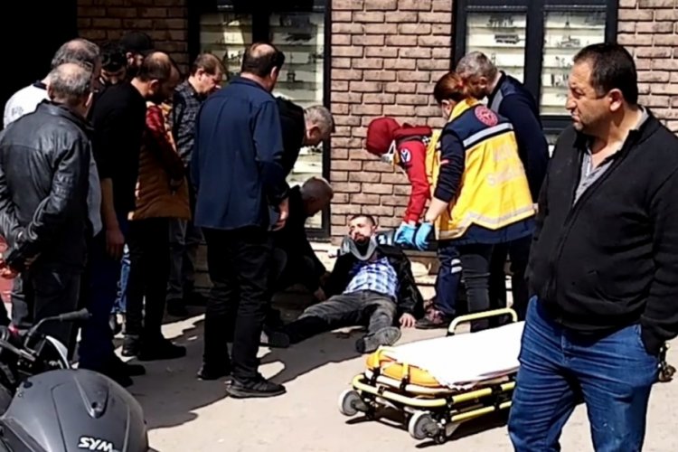 Bursa'da &ccedil;arptığı kişiyi hastaneye g&ouml;t&uuml;r&uuml;rken yolda bıraktı