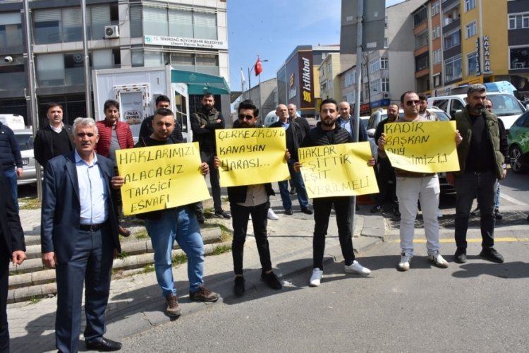 Taksicilerden plaka eylemi