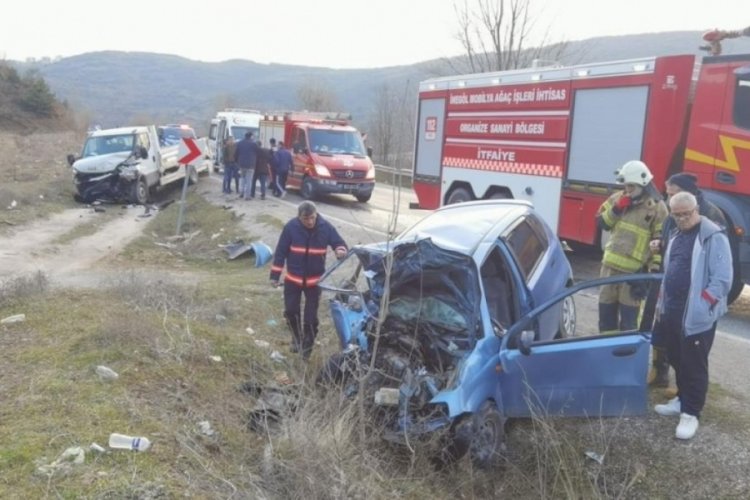 Bursa'da feci kaza! Kafa kafaya &ccedil;arpıştılar: 1'i ağır 2 yaralı