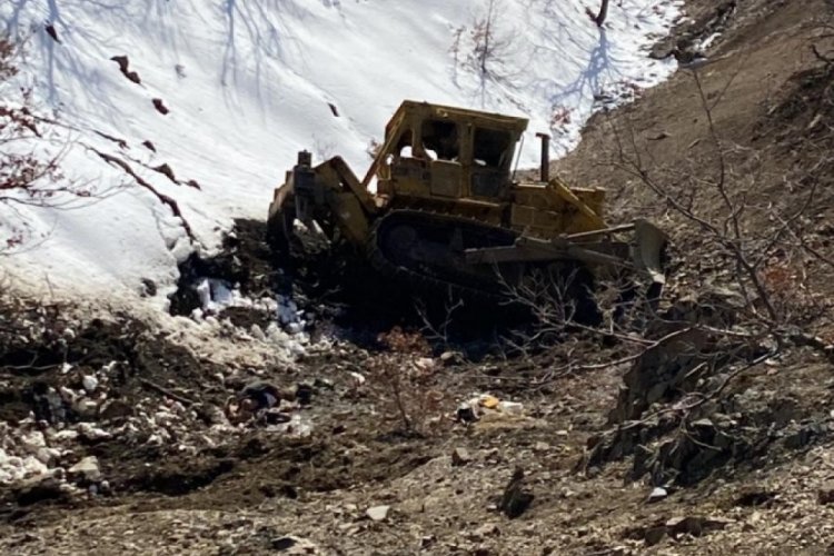 U&ccedil;uruma yuvarlanan dozerde feci &ouml;l&uuml;m!