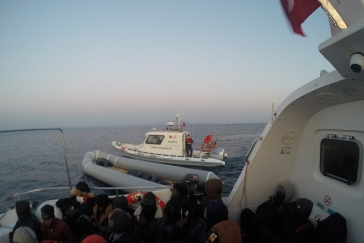 Balıkesir'de 30 d&uuml;zensiz g&ouml;&ccedil;men kurtarıldı