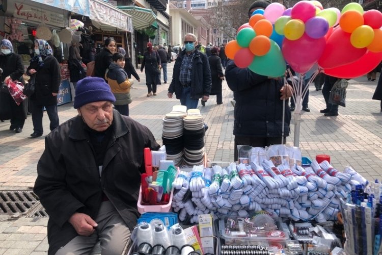 Bursa'da tezg&acirc;hına 35 yıldır 'g&ouml;z&uuml; gibi bakıyor' (&Ouml;ZEL HABER)