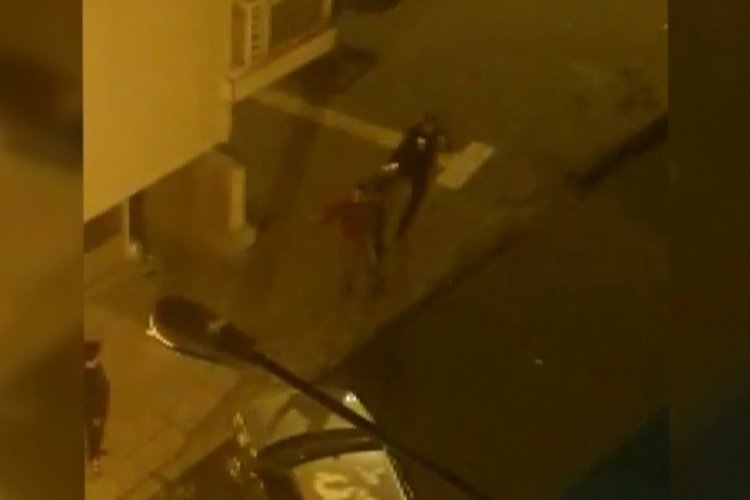 Kahramanmaraş'ta bek&ccedil;iden t&uuml;fekli adama tekmeli m&uuml;dahale