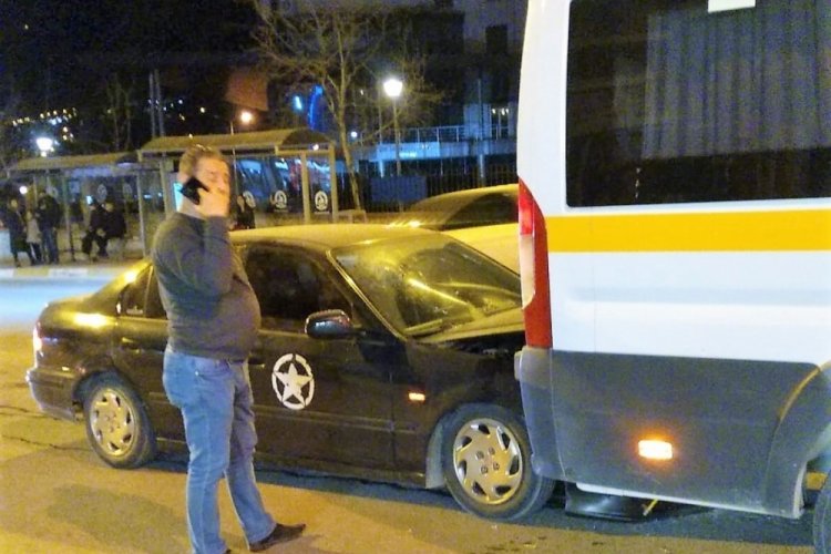 Okul servisiyle otomobil &ccedil;arpıştı: 1 yaralı
