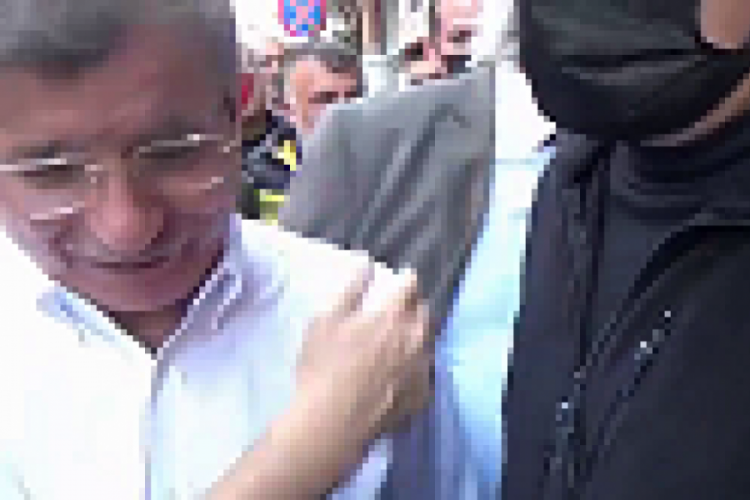 Adana'da Davutoğlu'na tepki: "Sen devlet hainisin"