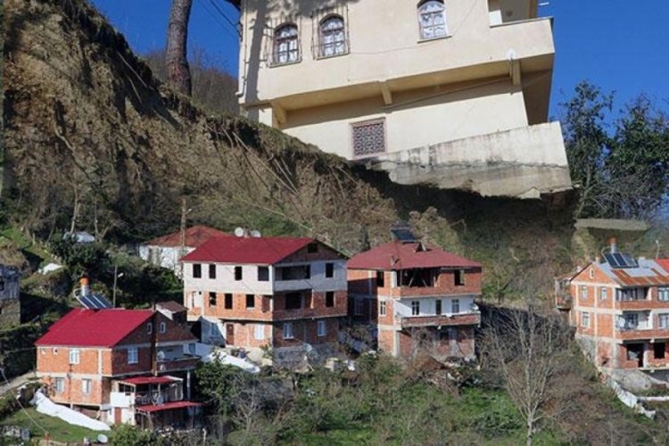 Yağmur yağdığında evlerini terk ediyorlar...