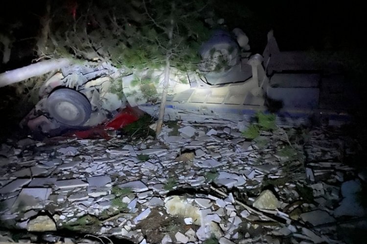 Bursa'da mermer y&uuml;kl&uuml; tır takla attı