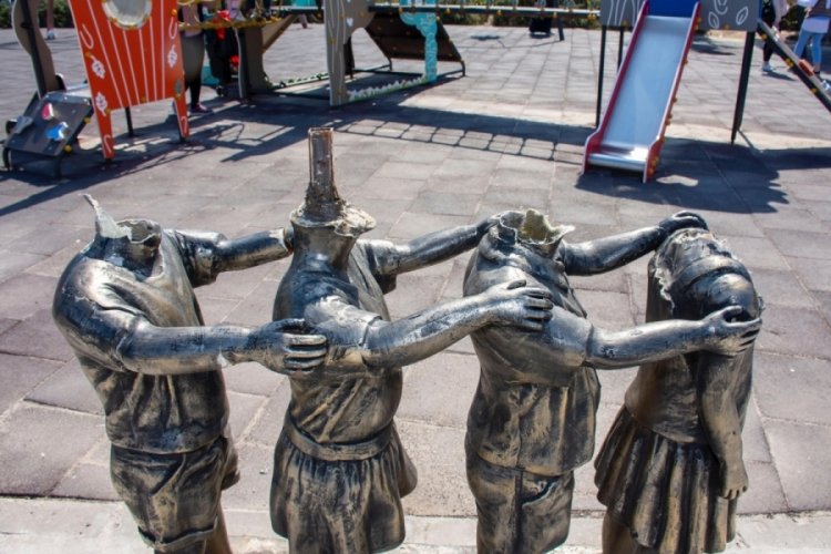 İzmir'de &ccedil;ocuk heykellerine yeniden saldırıldı