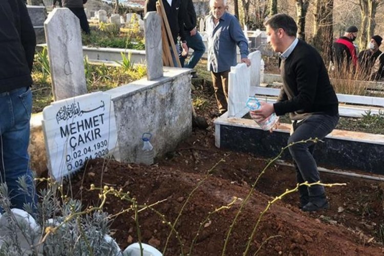Koronavir&uuml;sten &ouml;lm&uuml;şt&uuml;; 2 yıl sonra mezarı taşındı