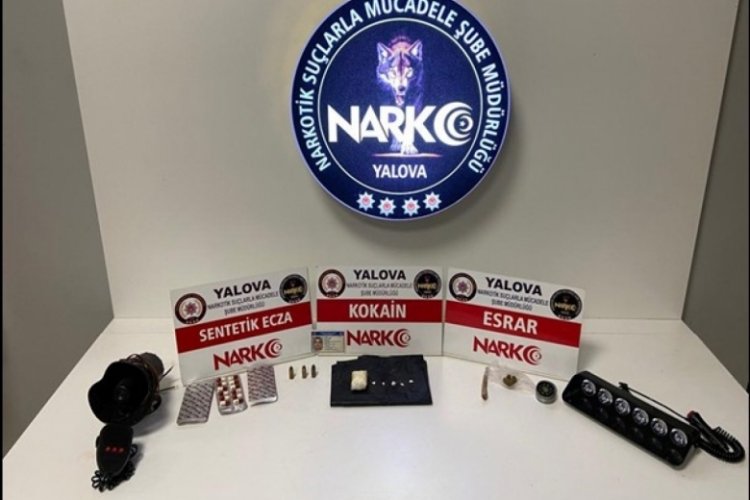 Yalova'da polis sireni bulunan ara&ccedil;tan uyuşturucu &ccedil;ıktı