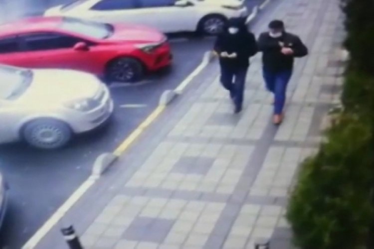 İstanbul'da yerde para bulduğunu s&ouml;yleyip yankesicilik yaptı