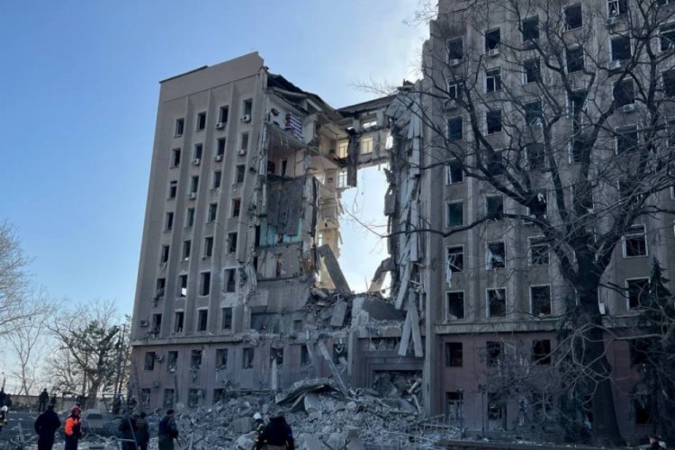 Mykolayiv'de devlet binasının ortasında delik a&ccedil;ıldı