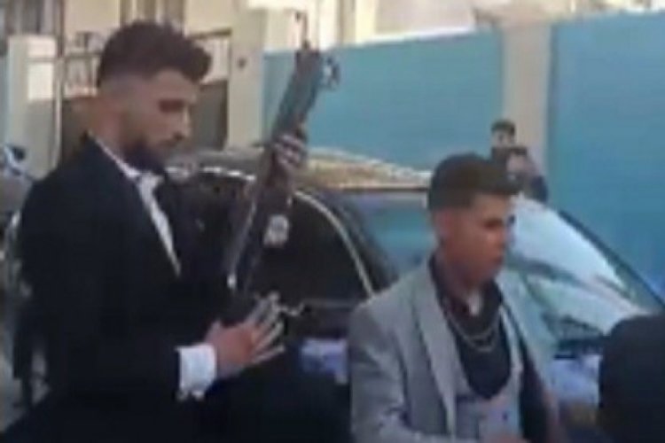 Balkondaki &ccedil;ocuklara aldırış etmeden havaya ateş a&ccedil;tılar