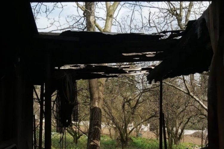 Yalova'da tek katlı ev alev alev yandı