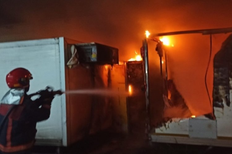 Sakarya'da  karoserler alev alev yandı