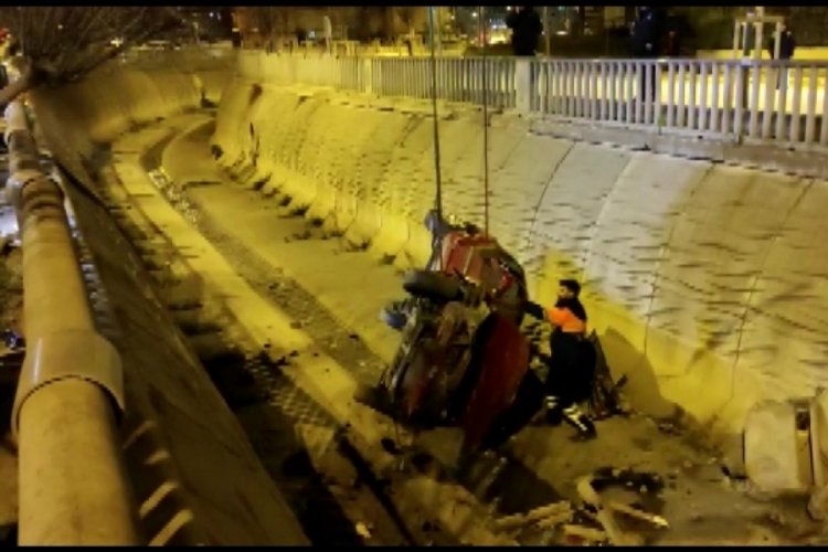 İstanbul'da otomobil dereye u&ccedil;tu