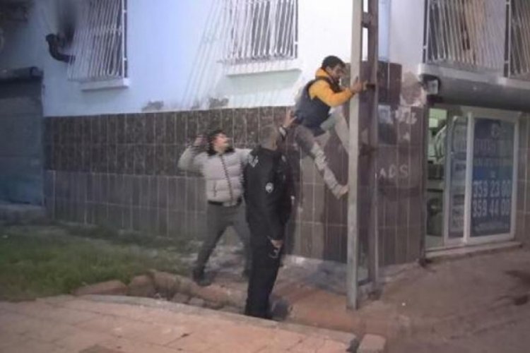 &Ccedil;atıda mahsur kalan hırsıza yol g&ouml;sterip sopayla saldırdı