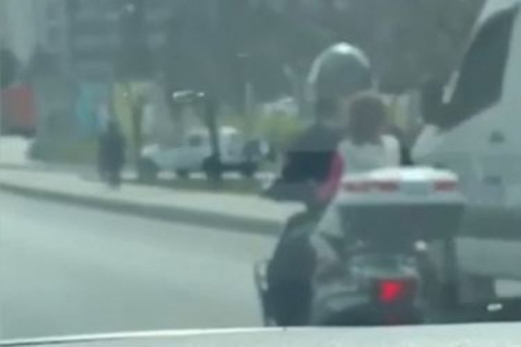 istanbul'da motosiklette kasksız k&uuml;&ccedil;&uuml;k &ccedil;ocukla tehlikeli yolculuk