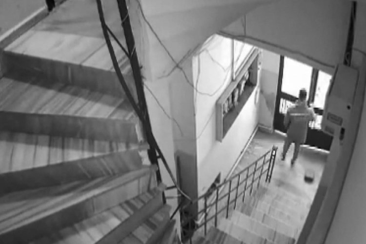 İstanbul'da kurye apartmanın merdiven boşluğuna idrarını yaptı