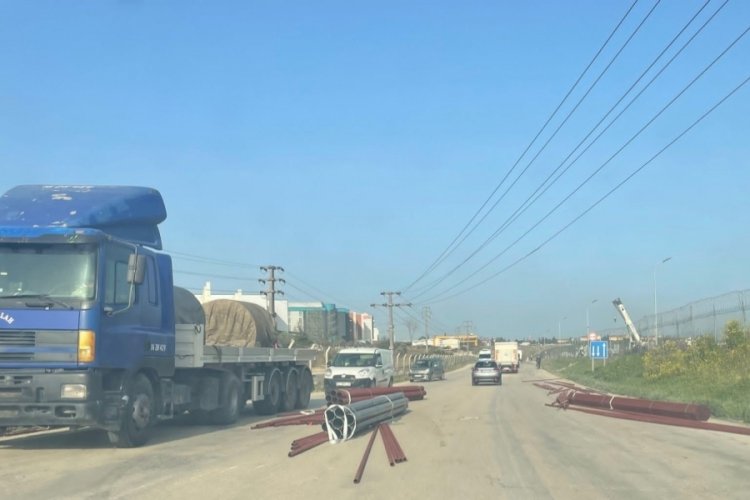 Bursa'da tırın dorsesindeki demir borular yola savruldu