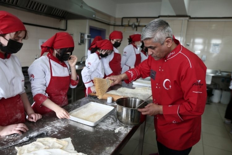 Bursa'da geleceğin kadın baklava ustaları yetişiyor
