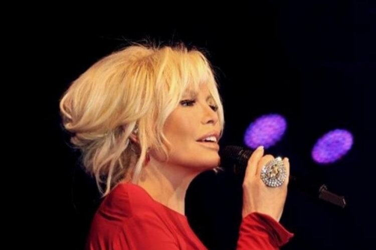 Ajda Pekkan kampa giriyor