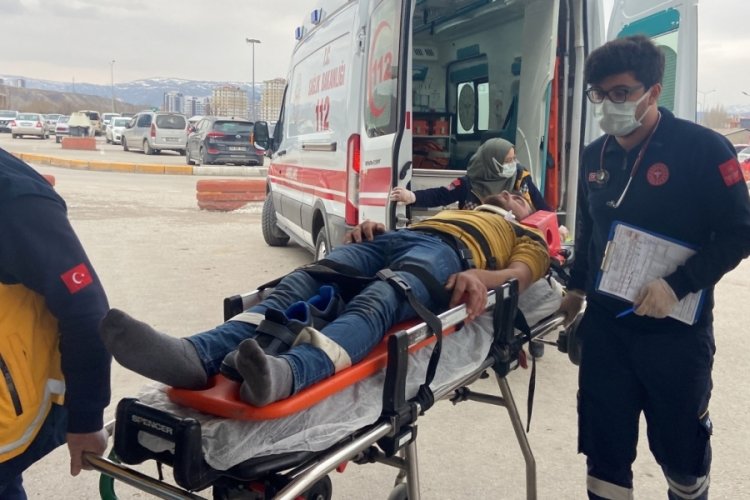 Fabrikanın &ccedil;atısından d&uuml;şen iş&ccedil;iler yaralandı