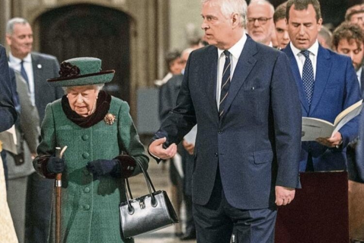 Krali&ccedil;e Elizabeth eşini anarken oğlunu destekledi