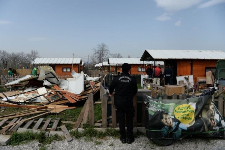 Bursa'da ka&ccedil;ak 'hobiye' yıkım
