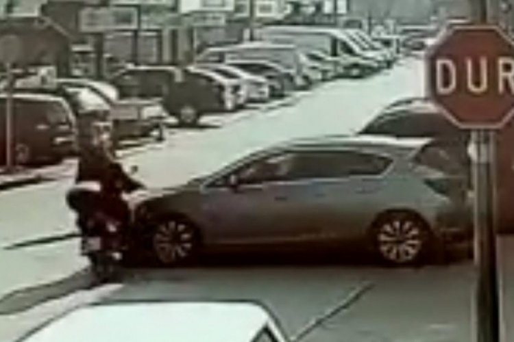Bursa'da otomobil ile motosikletin kazası kamerada