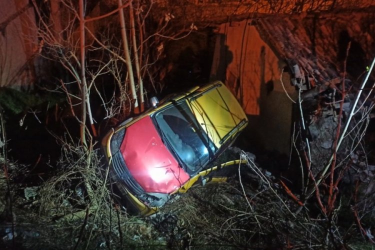Amasya'da otomobil evin &ccedil;atısına u&ccedil;tu